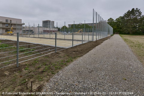 Campus Karl-Marx-Ring_Sportplatz_an_der_neuen_Grundschule_in_Neupelrach_P1292044.jpg